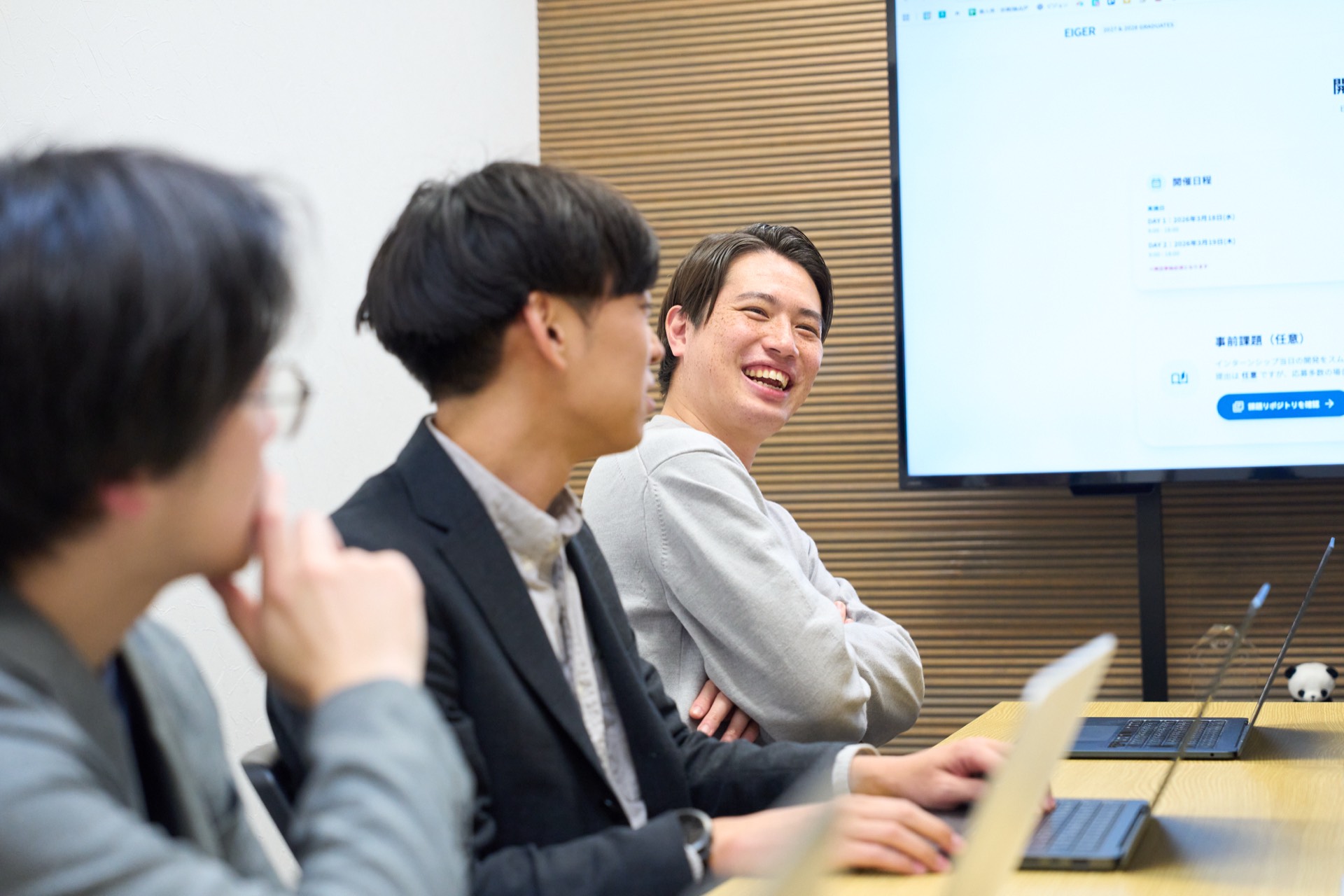 笑顔でミーティングする様子